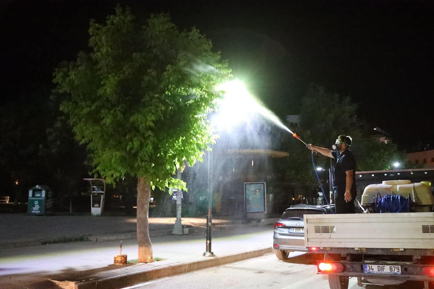 Belediye gece vardiyasında; Sıcak hava ve haşere ile Mücadelede!