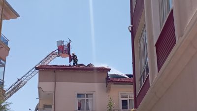 Karaman’da bir evin çatısında çıkan yangın itfaiye ekiplerince söndürüldü. Alacasuluk