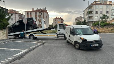 Kayseri’nin Melikgazi ilçesinde iki aracın çarpışması sonucu 1’i ağır 10