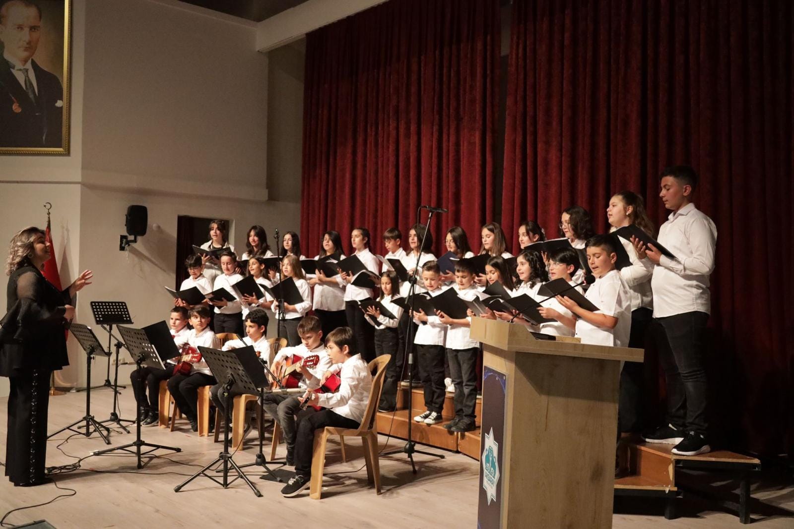 Aksaray’da çocuklardan gitar gösterisi