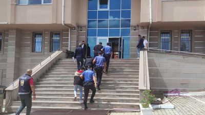 Konya’nın Yunak ilçesinde motosiklet çaldıkları iddiasıyla yakalanan 3 zanlı, tutuklandı.