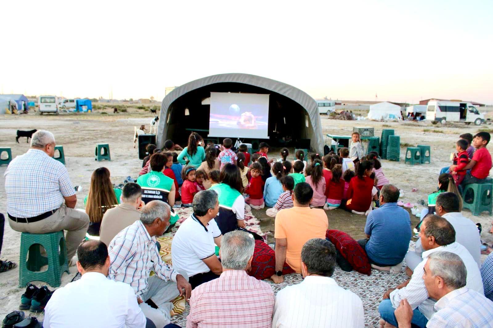 Aksaray’da çadırda sinema keyfi; Herkes bakmak için o çadıra geldi!