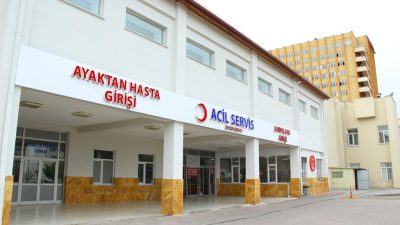 &nbsp; Sivas’ta yolun karşısına geçmek isterken ambulansın çarptığı kadın hastaneye