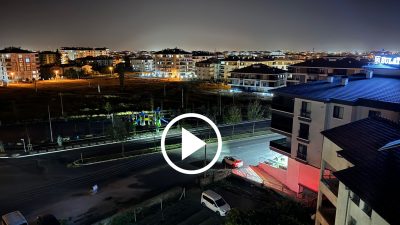 Aksaray Hasas Mahallesi'nde elektrik kesintisi yaşandı, vatandaşlar karanlıkta evlerinde kaldı.