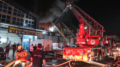 Ankara'nın Yenimahalle ilçesindeki Başkent Oto Sanayi Sitesi'nde yangın çıktı.