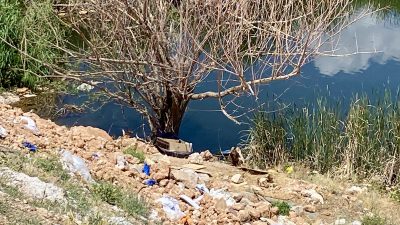 Kırşehir'de gölet kenarına atılan bazada battaniyeye sarılı erkek cesedi bulundu.