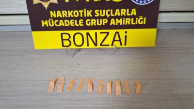 Konya’nın Akşehir ilçesinde uyuşturucu operasyonunda gözaltına alınan 2 zanlıdan 1’i tutuklandı.