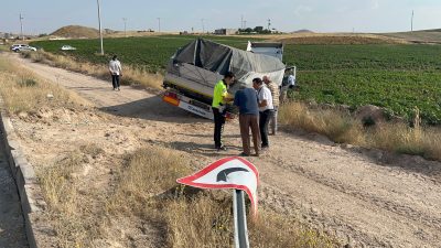Nevşehir’de yol kenarına savrulan tırın sürücüsü yaralandı. N.E’nin kullandığı tır, Nevşehir-Derinkuyu