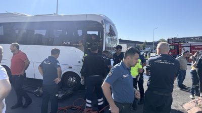 Kayseri'de işçi taşıyan midibüsle kamyonun çarpışması sonucu yaralanan 10 kişi