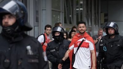 Hollanda-Türkiye maçı öncesi Alman polisi bazı Türk taraftarları gözaltına aldı.