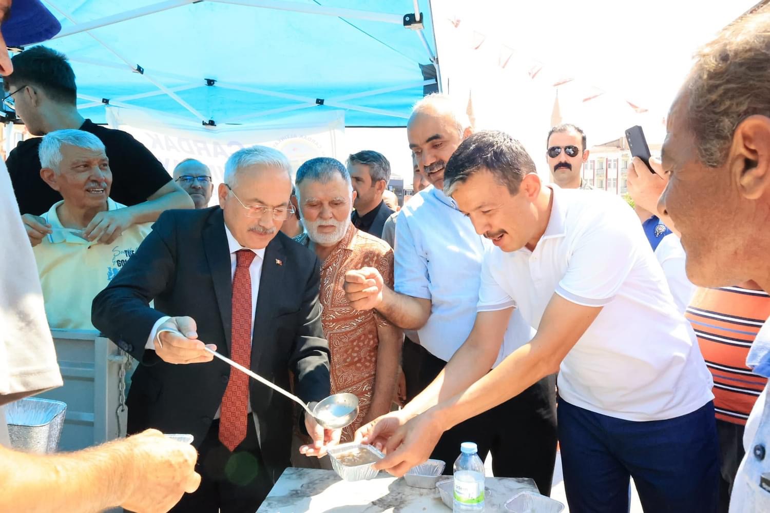 Muharrem ayının bereketi Aksaray’da yaşanıyor; Vali kepçe kepçe Aşure dağıttı!