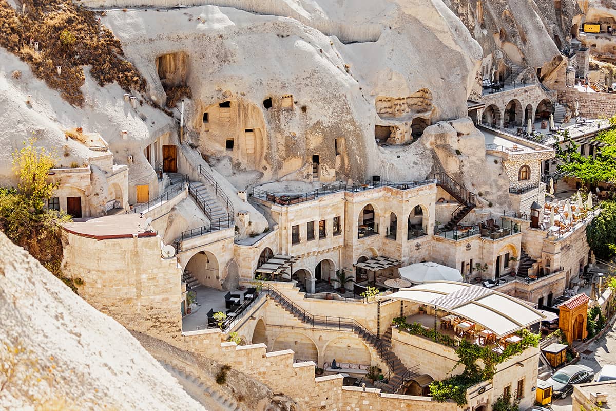 Kapadokya’da ulaşıma kapatılan kara yolunun altından nekropol çıktı