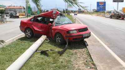 Konya'nın Beyşehir ilçesinde otomobilin aydınlatma direğine çarpması sonucu 2 kişi
