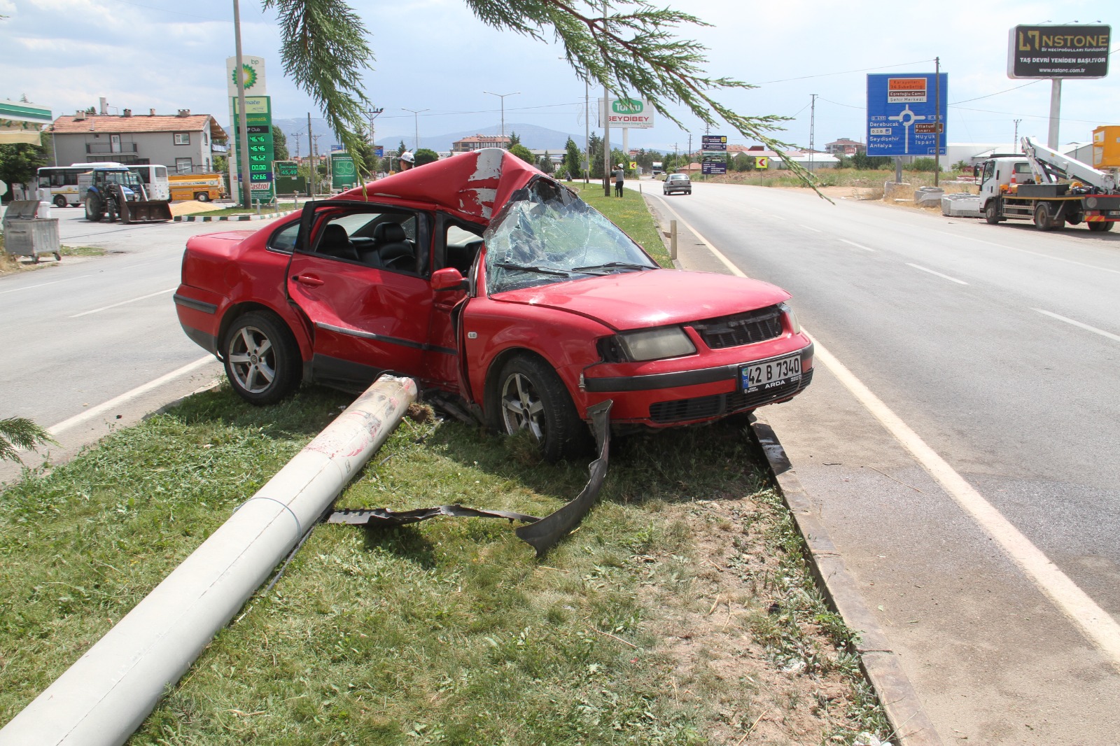 Aydınlatma direğine çarpan otomobildeki 2 kişi yaralandı