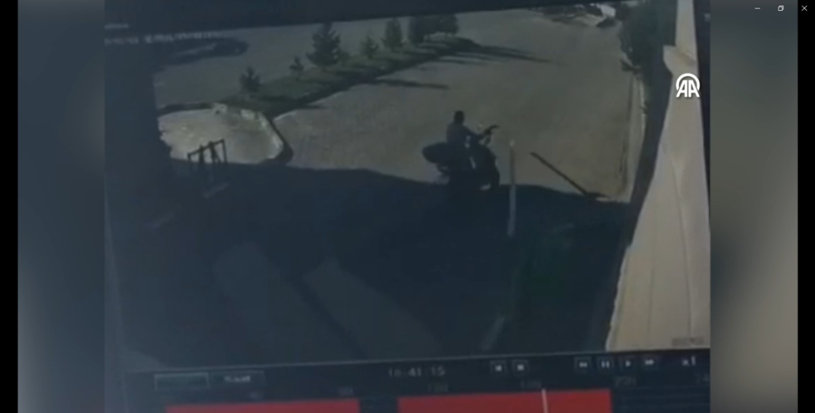 Motosikletin bariyere çarptığı anlar güvenlik kamerasında