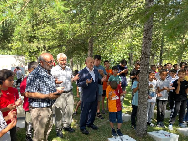 Aksaray’da Manevi Bir Buluşma: Müftü Işıldar ve Öğrenciler Şehitlikte!