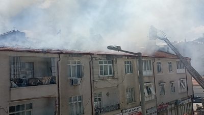 Karaman'da binanın çatısında çıkan yangın, itfaiye ekiplerince söndürüldü.