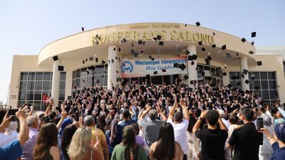 Aksaray Üniversitesi Fen-Edebiyat Fakültesi öğrencileri mezuniyet heyecanı yaşadı. 2023-2024 eğitim