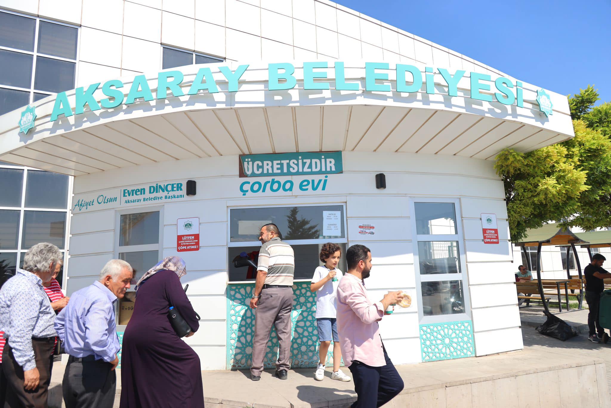 Aksaray Belediyesi, günün ilk ışıklarıyla çorba ikramında bulunuyor