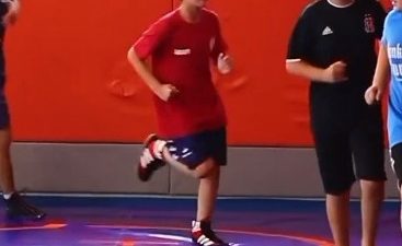 Aksaray GSB Spor Okullarında düzenlenen güreş eğitimleri, çocukların yoğun katılımı