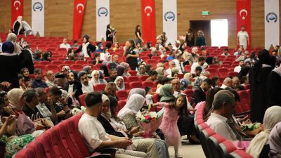Aksaray Üniversitesi İslami İlimler Fakültesi öğrencileri mezuniyet heyecanı yaşadı. Öğrencilere