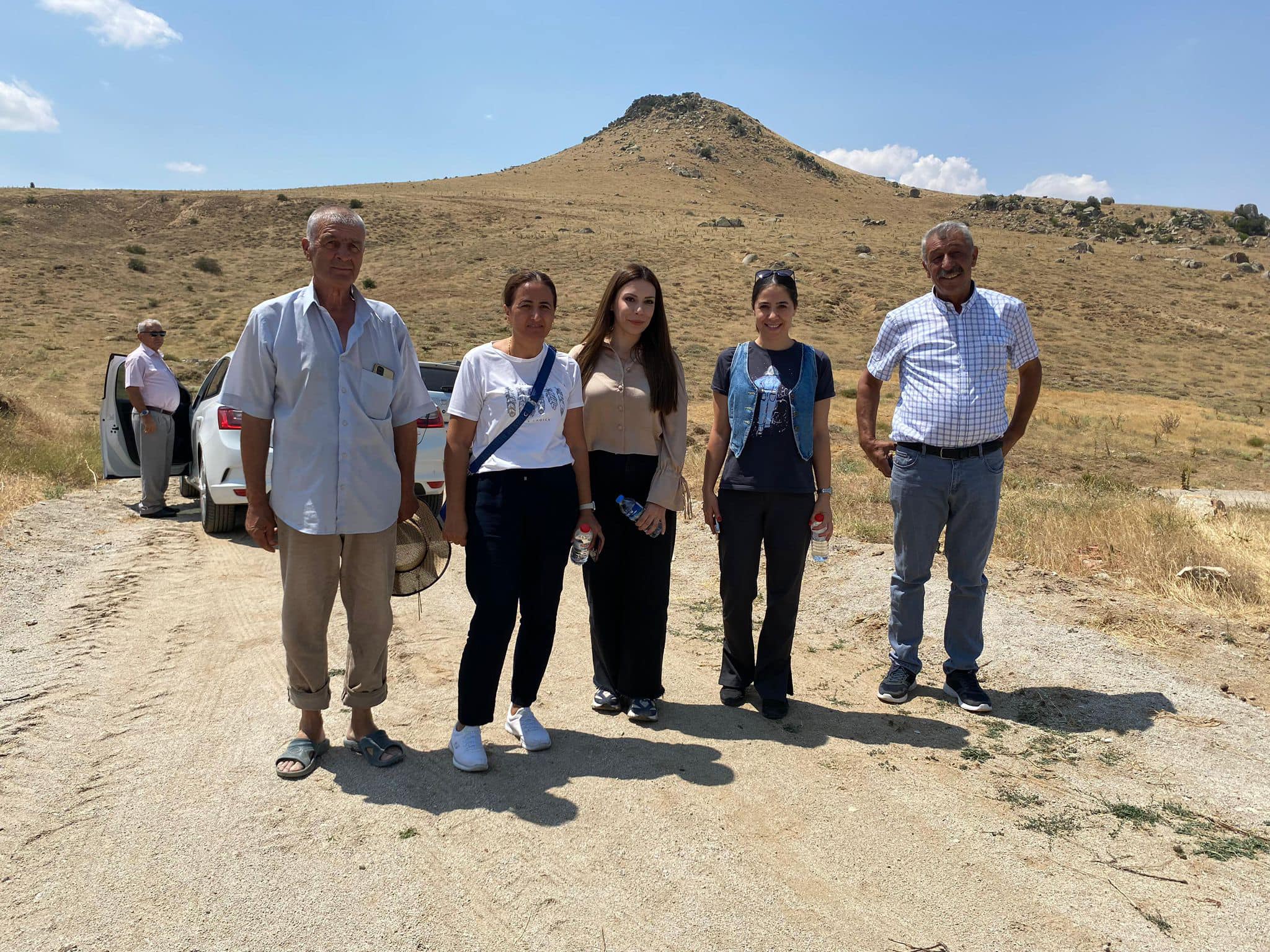 Sarıyahşi Kaymakamı traktör kasasında; Toklu Kalesinde incelemelerde bulundu!