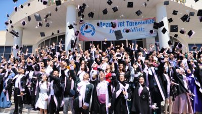 Aksaray Üniversitesi’nde tamamlanan bütünleme sınavlarının ardından fakültelerin mezuniyet törenlerine yönelik