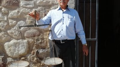 Aksaray’ın kıdemli esnaflarından Yavuz Dirican, yıllar boyunca esnaflık yaparken kullandığı