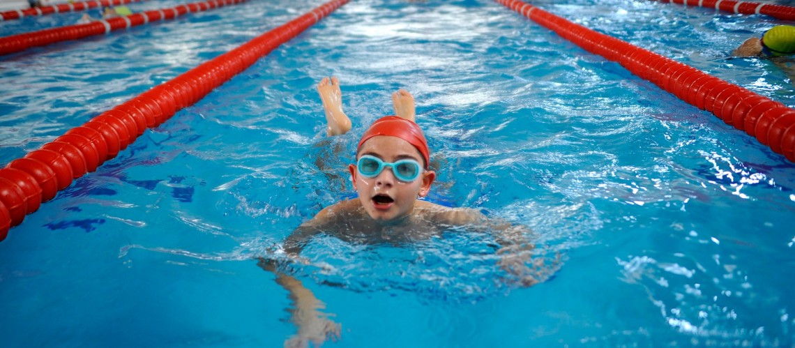 ‘Yüzme Bilmeyen Kalmasın’ projesi kapsamında ilçelerde çocuklara yüzme eğitimi veriliyor