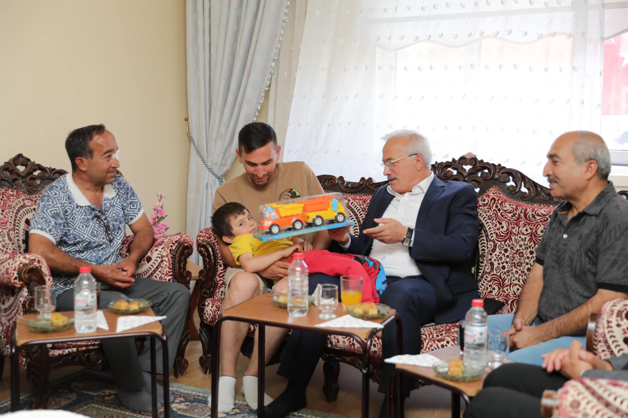 Vali Kumbuzoğlu, şehit ailesine taziye ziyareti gerçekleştirdi