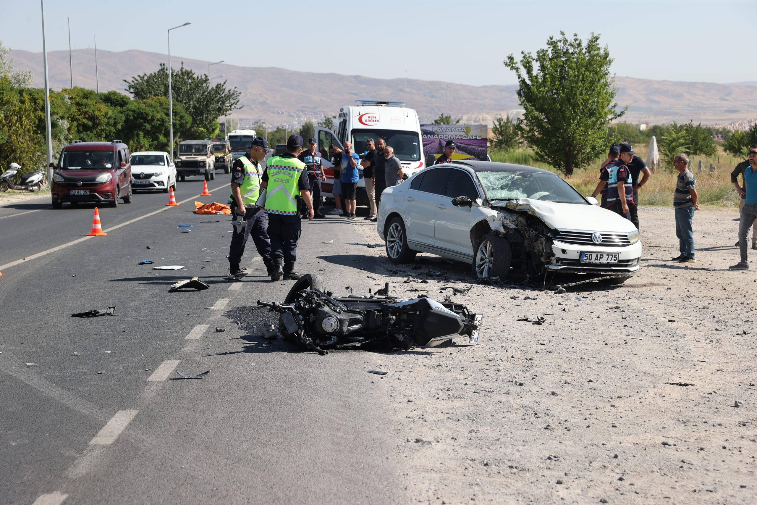 Otomobille çarpışan motosikletin sürücüsü öldü