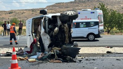 Nevşehir'de düğüne gidenlerin bulunduğu minibüs ile otomobilin çarpışması sonucu 2'si