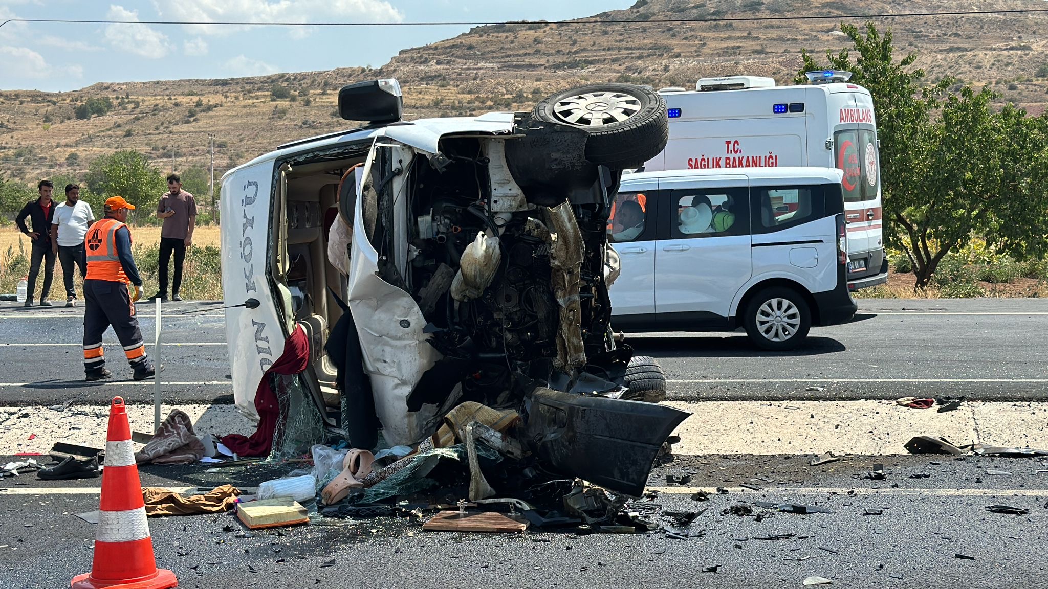 Minibüs ile otomobilin çarpıştığı kazada 13 kişi yaralandı