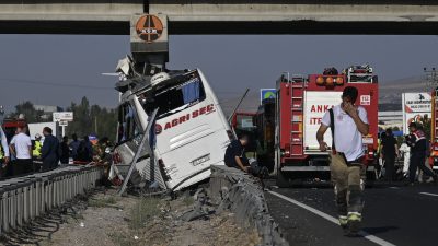 Ankara’nın Polatlı ilçesi yakınlarında yolcu otobüsünün köprü ayağına çarpması sonucu