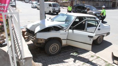 Konya'nın Beyşehir ilçesinde iki otomobilin karıştığı trafik kazasında 3 kişi