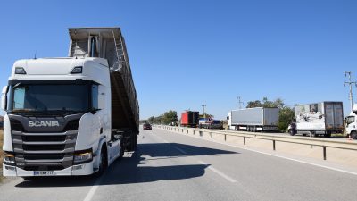 Konya'nın Kulu ilçesinde seyir halindeki tırın açık kalan dorsesinin Ortalama