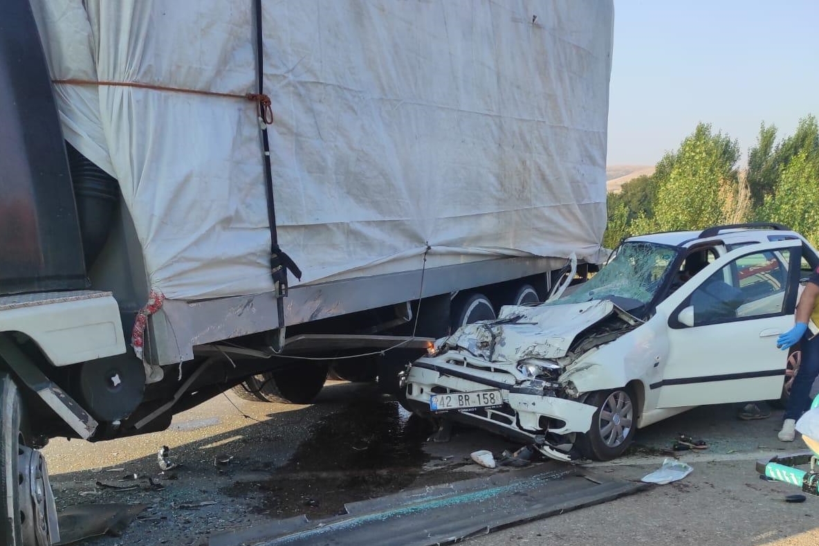 Konya’da kamyona çarpan otomobildeki 3 kişi hayatını kaybetti, 2 kişi
