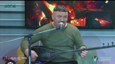 Garsonluk yaptığı çay bahçesindeki sanatçıdan öğrenerek bağlama çalmaya başlayan, "Kırıminli