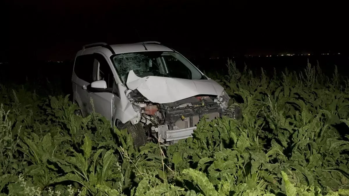 Aksaray’da hafif ticari araç motosiklete çarptı: 1 ölü, 3 yaralı!