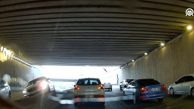 Ankara'nın Etimesgut ilçesinde kaza yapan araca çarpmamak için refüje çıkan