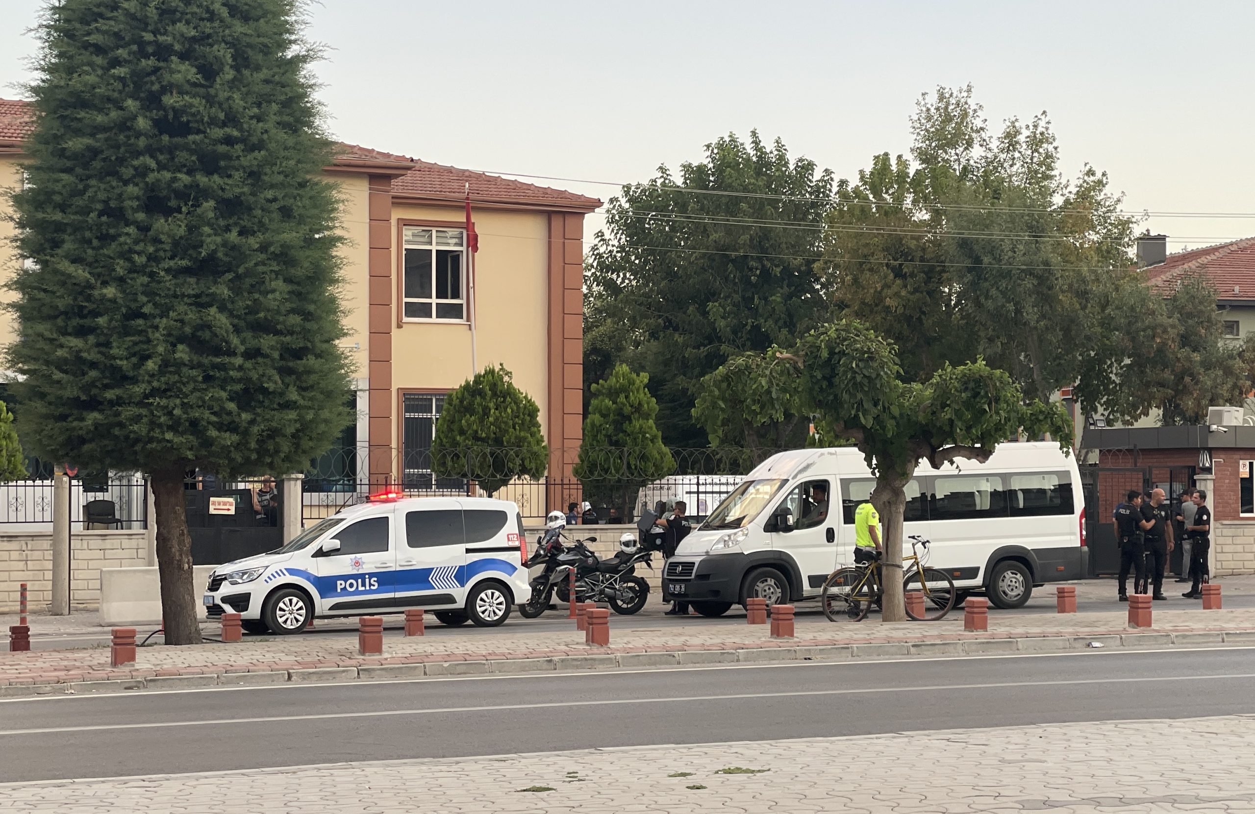 Karısını bıçakla öldüren kişi polise teslim oldu