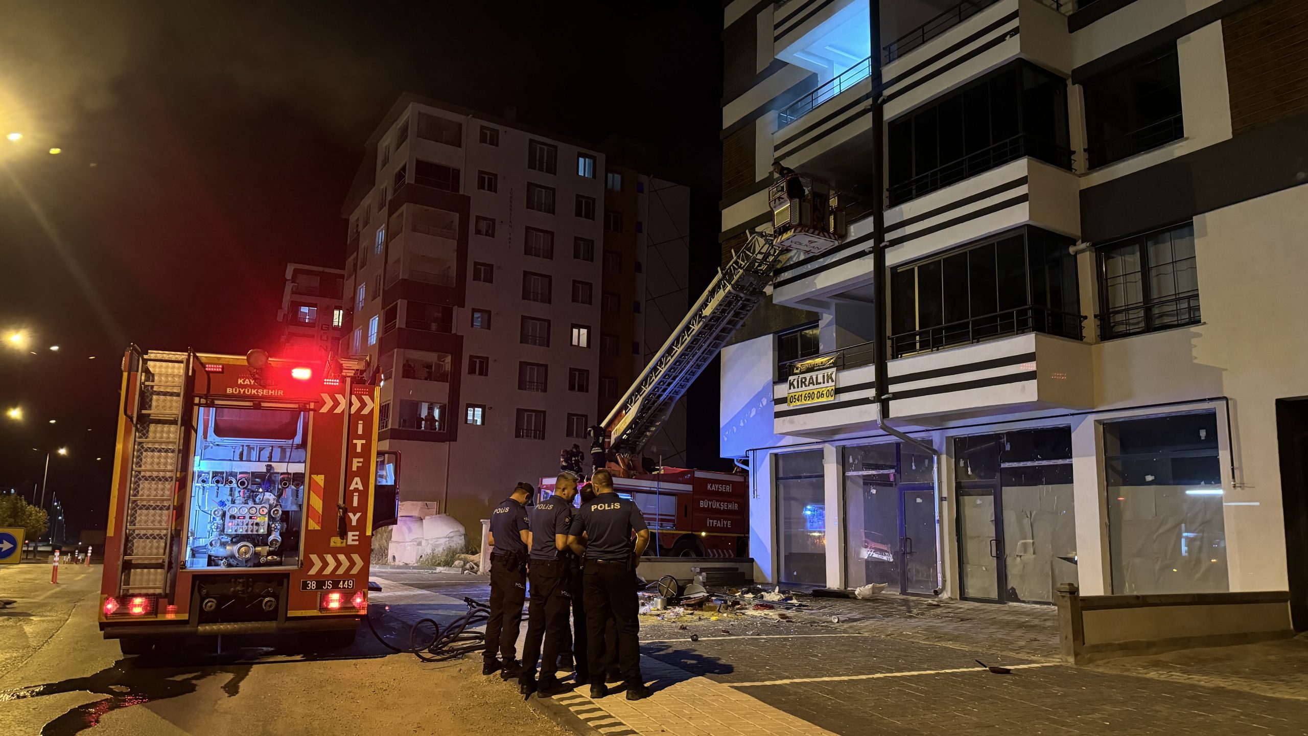 Oturduğu daireyi ateşe veren kişi polis tarafından gözaltına alındı