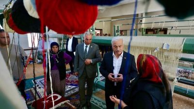 VALİ KUMBUZOĞLU’NDAN TAŞPINAR’A ZİYARET: HALKLA BULUŞTU VE HALI ATÖLYESİNİ ZİYARET