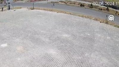 Kayseri'de yolun karşısına geçerken düşürdüğü cüzdanını almak isteyen yaya, otomobilin