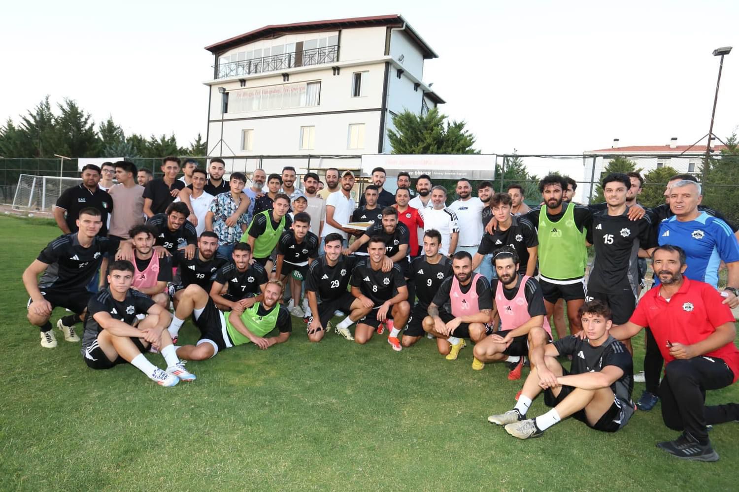 Aksarayspor’a tatlı sürpriz: Taraftarlar takımı yalnız bırakmadı!