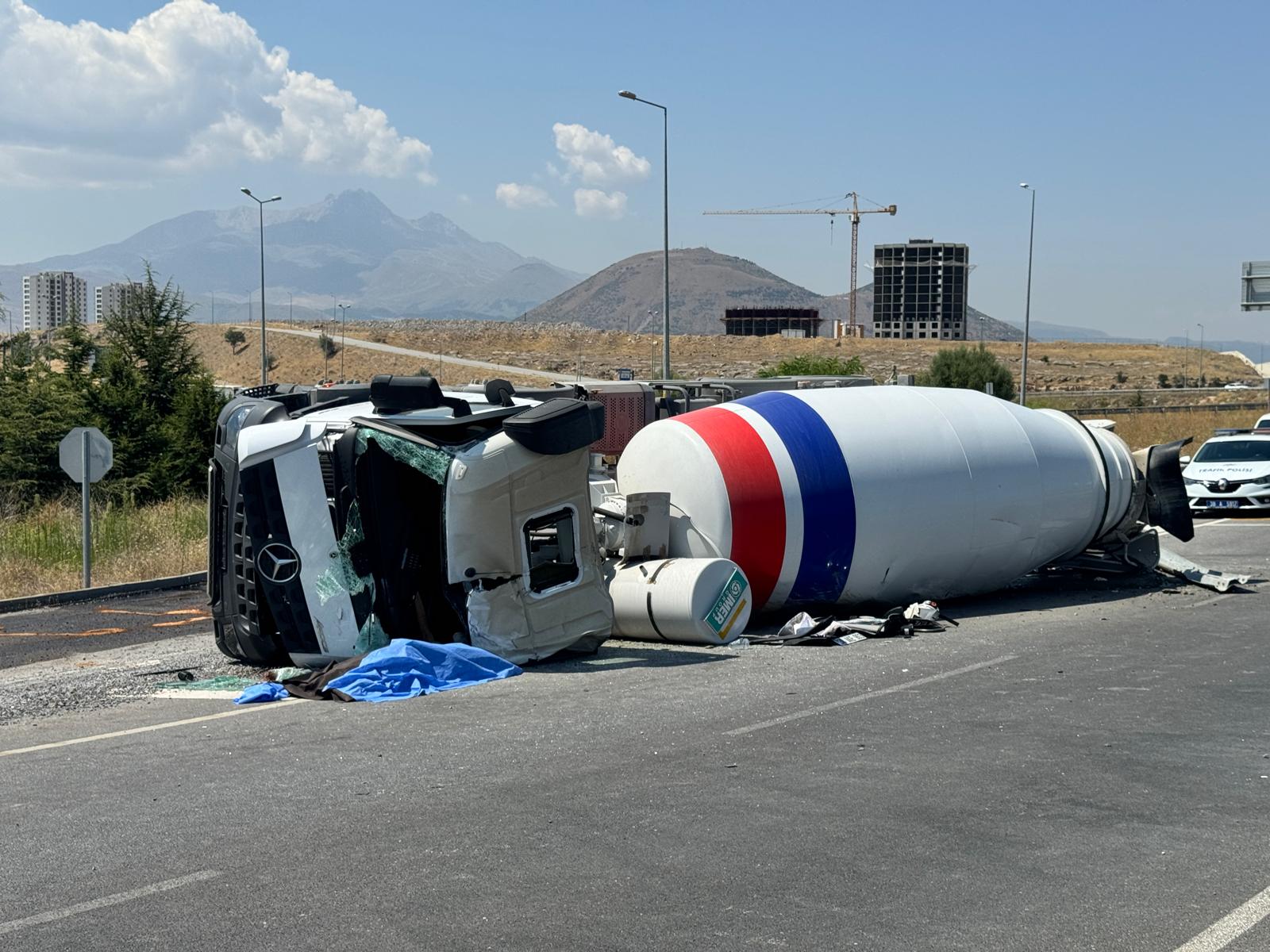 Devrilen beton mikserinin sürücüsü öldü