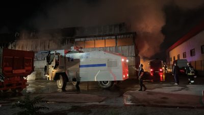 Konya’da plastik geri dönüşüm fabrikasında çıkan yangın, çevredeki iş yerlerine