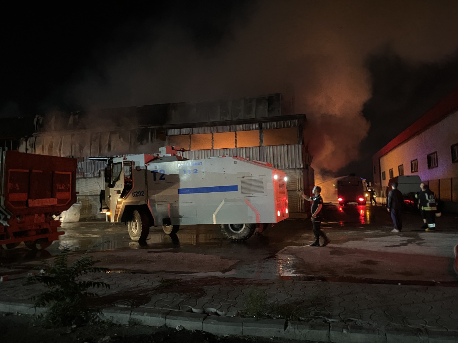 Geri dönüşüm fabrikasında çıkan yangın söndürüldü