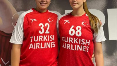 Aksaray Belediye Hentbol Takımı'ndan Dilek Kestek ve Sıddıka Öz, Türkiye