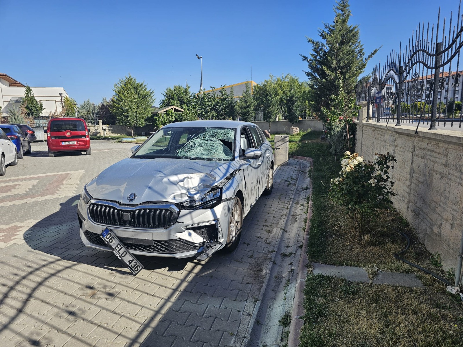 Otomobilin çarptığı genç kız can verdi